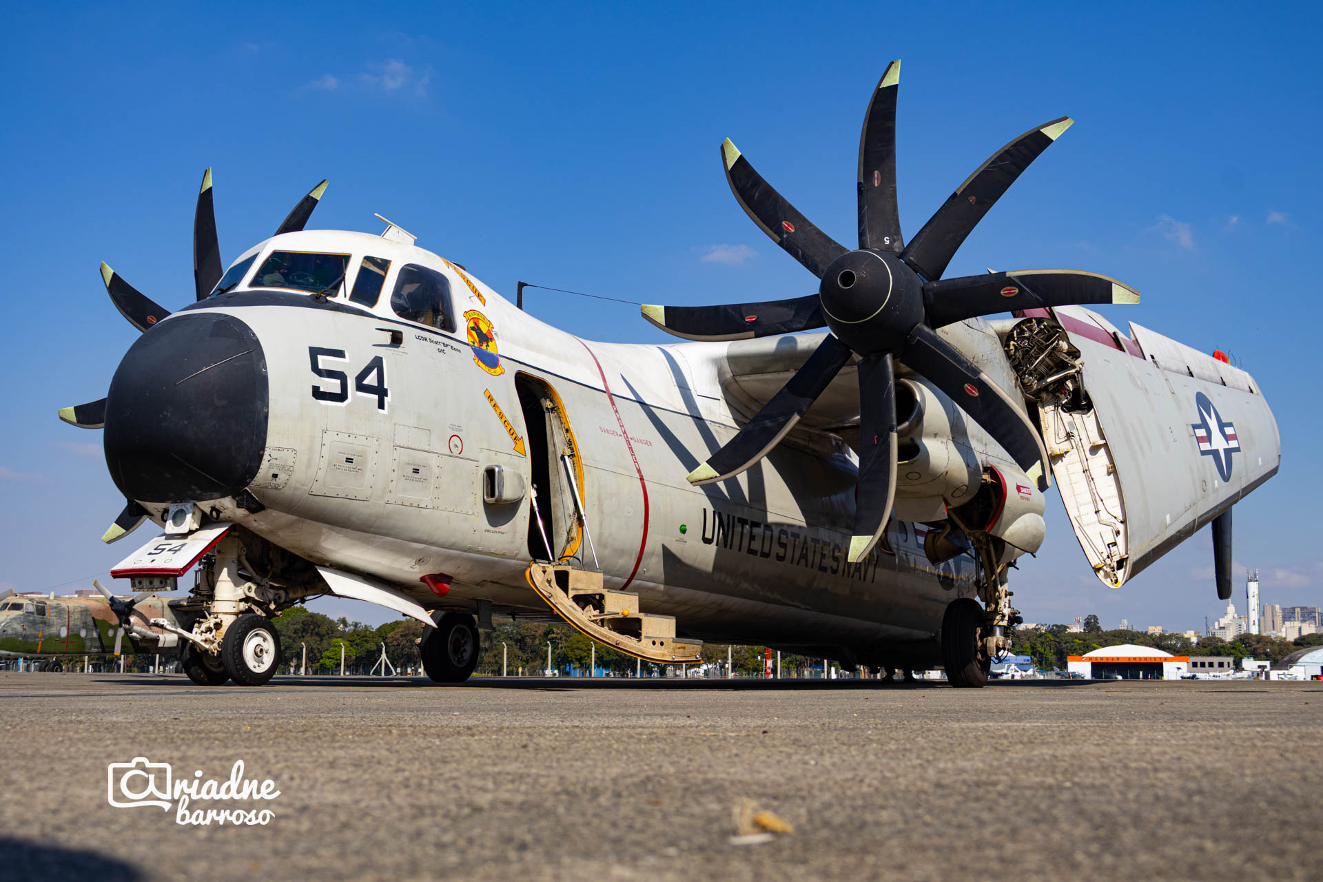 SÃO PAULO, SP, BRASIL - 22 de julho de 2026 - Chegada do Grumman C-2A Greyhound, ex-US NAVY,  no PAMASP. Fazia parte do Esquadrão VRC-40 Rawhides.  aeronave estava a bordo do porta-aviões USS Nimitz (CVN-68) durante recente a passagem pela costa brasileira, em maio, por conta dos exercícios Southern Seas. O C-2, que estava no seu último embarque previsto, sofreu uma pane e ficou retido na Base Aérea do Galeão, onde foi reparado, o que permitiu o voo até São Paulo. Será incorporado ao acervo do Museu Aeroespacial Paulista (MAPA) sob empréstimo do National Naval Aviation Museum (NNAM).