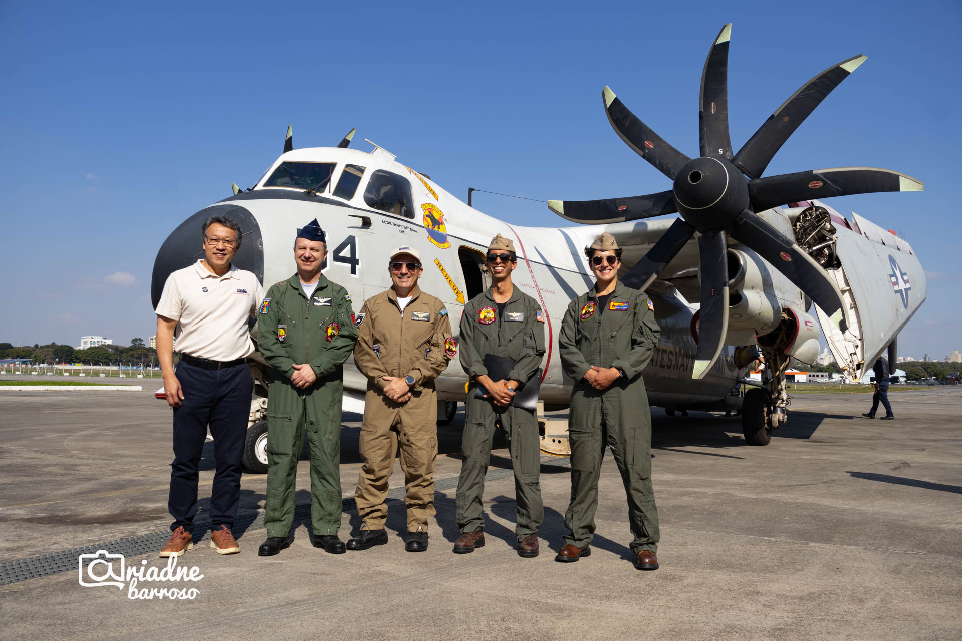 SÃO PAULO, SP, BRASIL - 22 de julho de 2026 - Chegada do Grumman C-2A Greyhound, ex-US NAVY,  no PAMASP. Da esquerda para a direita: Coronel-Aviador Sun Rei Von, Major-Brigadeiro do Ar Reginaldo Pontirolli, Major-Brigadeiro do Ar Rodrigo Fernandes Santos, Lieutenant Khaled Ricky Bobby Atef e Lieutenant Maria BOT Flores.