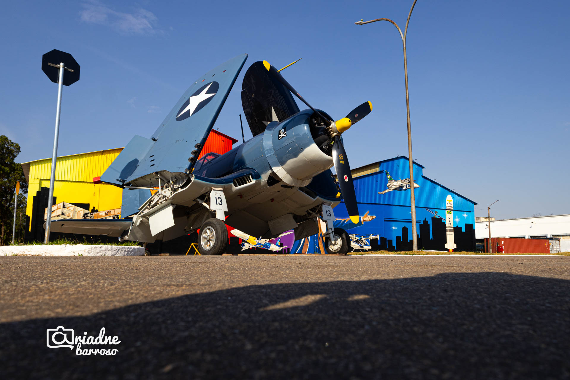 SÃO PAULO, SP, BRASIL - 22 de julho de 2026 - Vought F4U-1A Corsair exposto em área externa na região onde ficará parte do MAPA. Possui BuNo 17995 e c/n 4078, construído em 1943, então incorporado ao inventário da Marinha dos Estados Unidos durante a Segunda Guerra Mundial.. Possui motor Pratt & Whitney R-2800 Double Wasp, radial de 18 cilindros. A marcação 17-F-13 atualmente aplicada não corresponde à identidade militar original desta célula, ela reproduz a aparência atribuída ao F4U-1 BuNo 02337, ligado ao VF-17 da Marinha dos Estados Unidos em 1943. Os registros especializados indicam que a célula passou muitos anos como monumento em Provo, Utah, mas as datas publicadas apresentam inconsistências. Pertence ao acervo do Museu Asas de um Sonho, estando sob comodato para o MAPA.