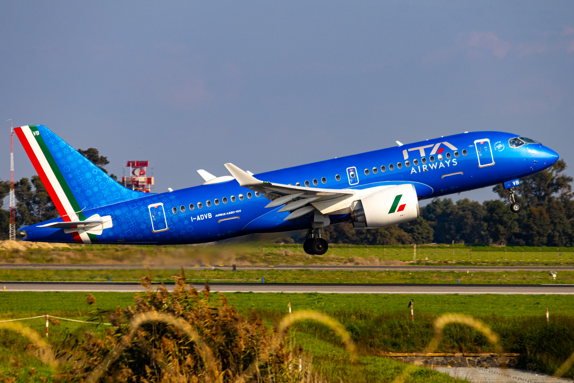 FIUMICCINO, ITALIA - 10 de novembro de 2024 - Airbus A220-100 da ITA Airways, registro I-ADVB, no Aeroporto di Fiumicino (LIRF/FCO). Decolando da pista 2 (16R)  rumo a Milão (LIN) pelo voo AZ2032 / ITY2032. Batizado de Andrea Giani. Em operação desde 2024, sempre pela ITA. Obs.: Em dezembro de 2024, mudou o registro para EI-MVB.