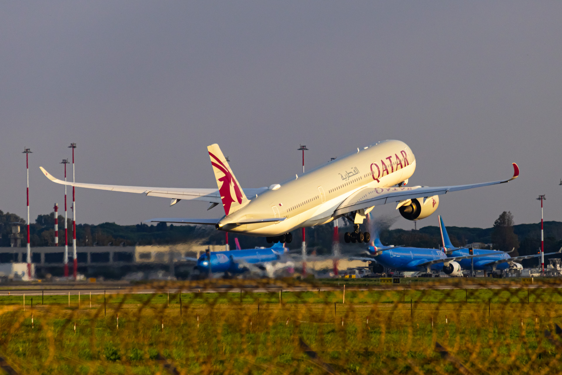 FIUMICCINO, ITALIA - 10 de novembro de 2024 - Airbus A350-900 da Qatar Airways, registro A7-ALJ, no Aeroporto di Fiumicino (LIRF/FCO). Decolando da pista 2 (16R) rumo a Doha, Qatar (DOH), pelo voo QR132 / QTR16Q. Em operação desde 2016, sempre pela Qatar Airways.