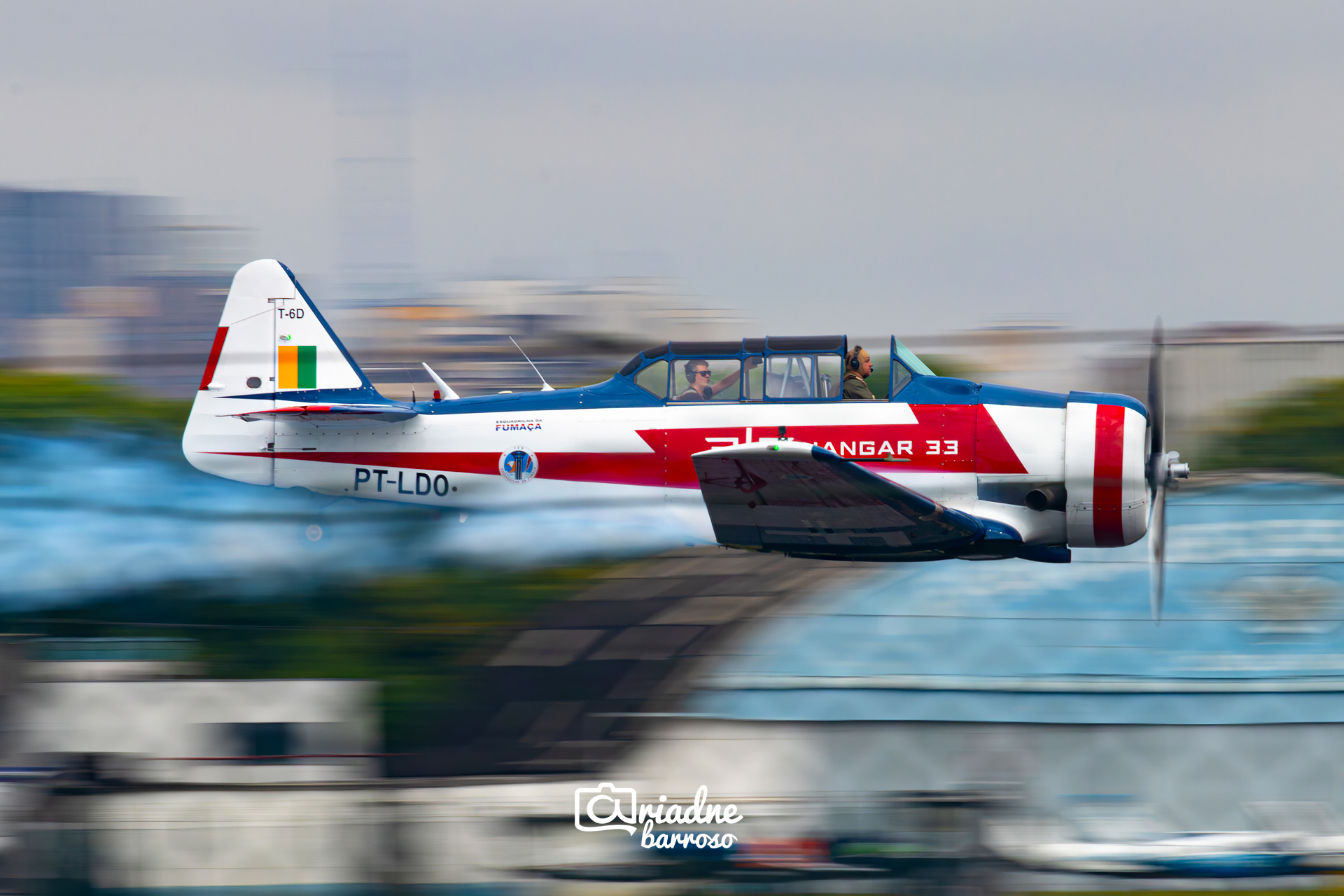 North American T-6, com a primeira pintura da Esquadrilha da Fumaça, em apresentação no Domingo Aéreo 2023 do PAMASP.