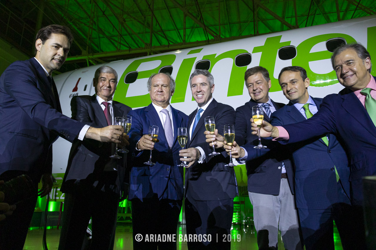 SÃO JOSÉ DOS CAMPOS, SP - 21/11/2019 - Pedro Agustín del Castillo e John Slattery brindam com champagne na cerimônia de entrega do primeiro Embraer E195-E2 para a Binter Canarias. Foto: Ariadne Barroso