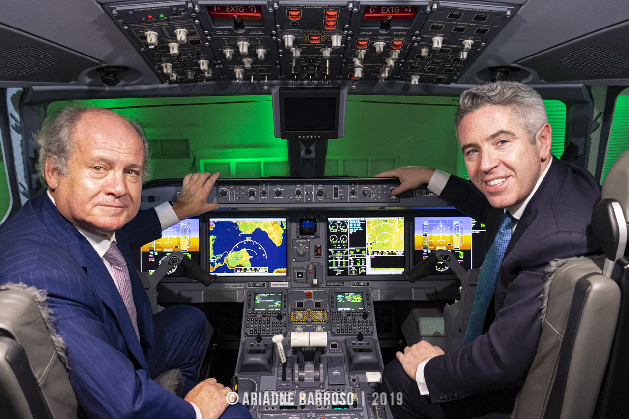 SÃO JOSÉ DOS CAMPOS, SP - 21/11/2019 -  Pedro Agustín del Castillo, presidente da Binter (esquerda) e John Slattery, Presidente & CEO da Embraer Aviação Comercial (direita), sentados no cockpit do primeiro Embraer E195-E2 entregue para a Binter Canarias. Foto: Ariadne Barroso