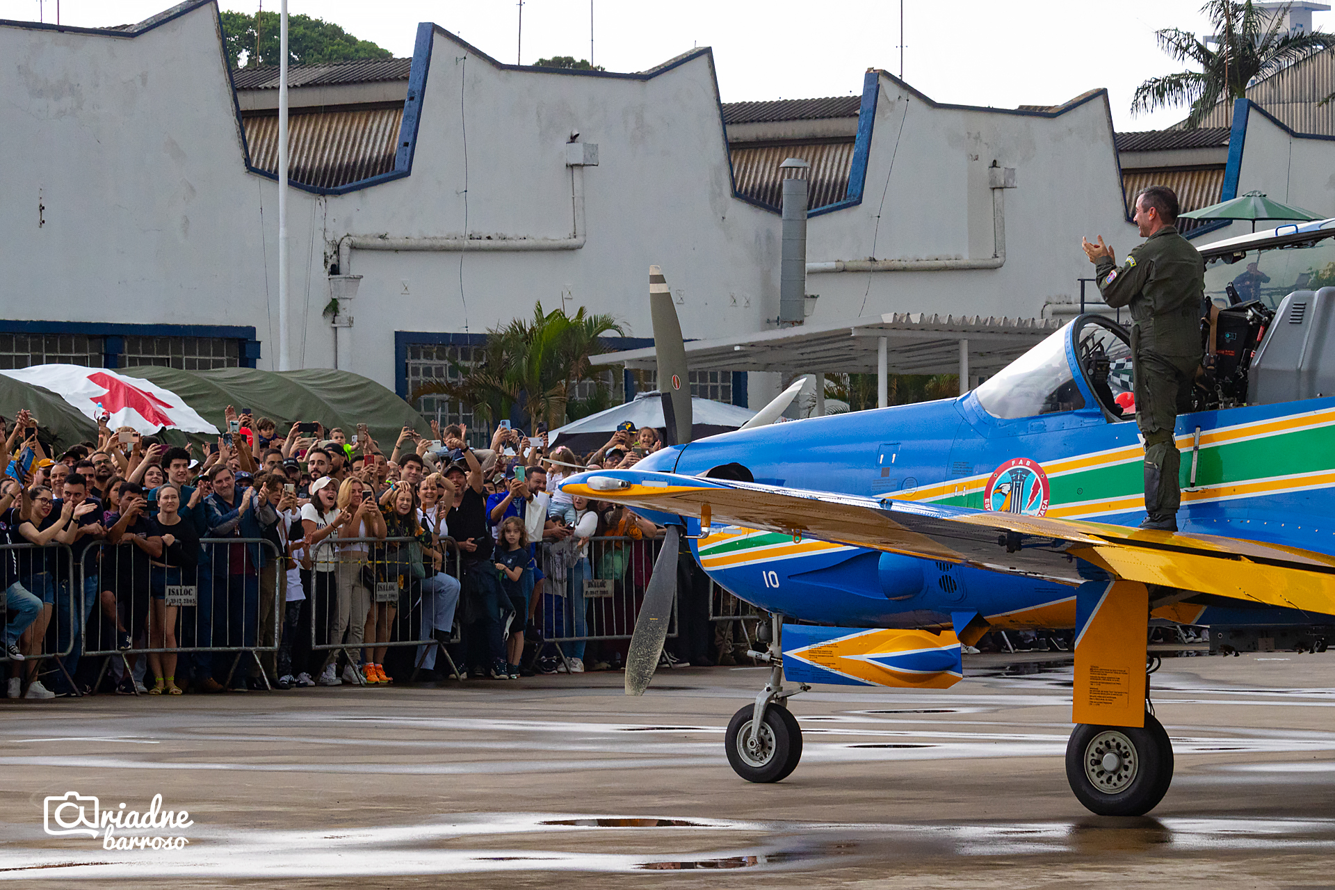 Aplausos para piloto da Esquadrilha da Fumaça após apresentação no Domingo Aéreo 2023 - PAMASP