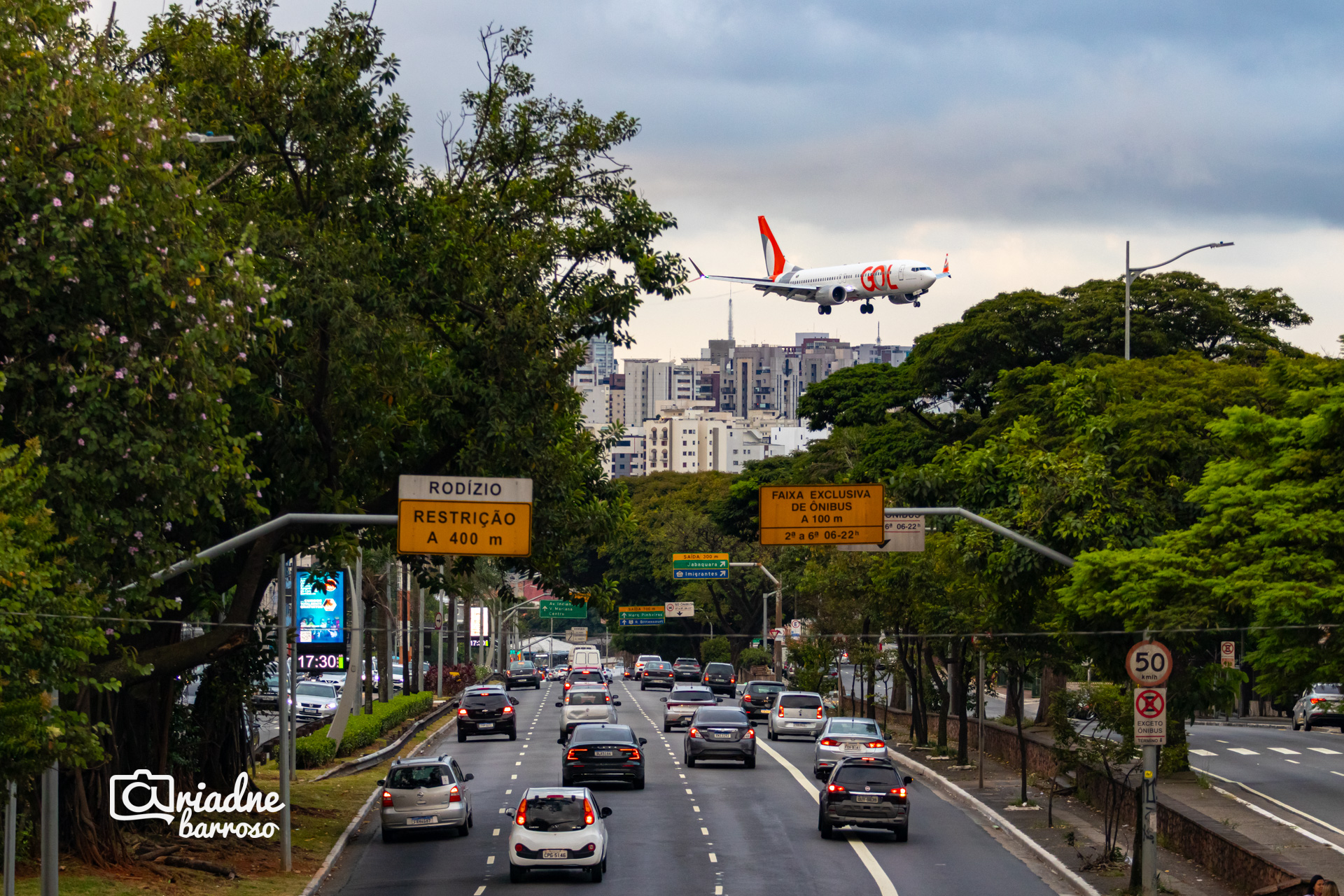SÃO PAULO, SP, BRASIL - 6 de abril de 2024 - Boeing 737 MAX 8 da GOL Linhas Aéreas na curta final para pouso na pista 17R do Aeroporto de Congonhas (CGH/SBSP), com parte da Avenida Washington Luis avistada abaixo.