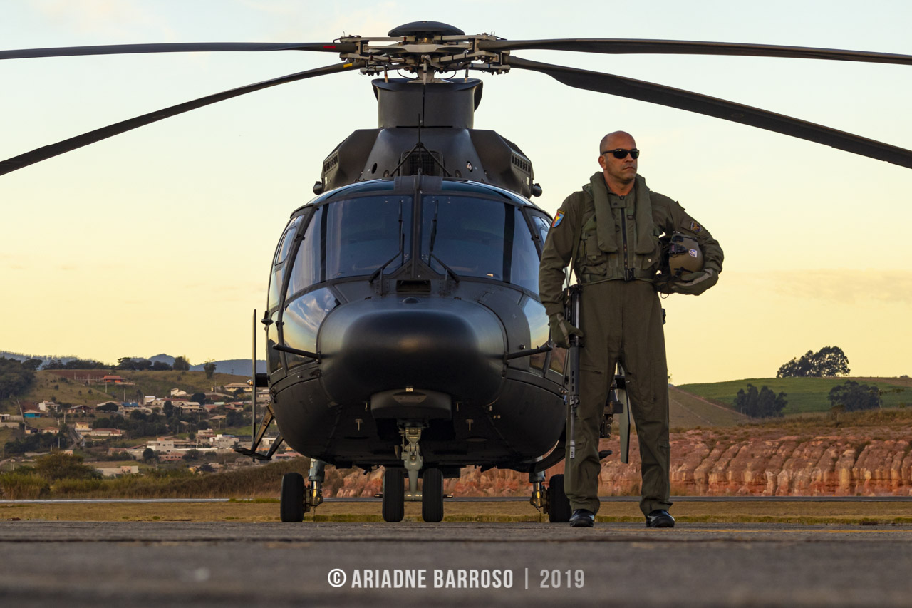 TAUBATÉ, sp - 22/07/2019 - O Major Fatorelli, utilizando colete de treino, posa com o Eurocopter AS365 K2 (HM-1 Pantera), registro EB 2031, do Exército Brasileiro. Estem odelo também é chamado de SUper Pantera, pois é a modernização do Pantrera (AS365 K). Baseado no 2º Batalhão de Aviação do Exército (1° BAvEx). Estacionado e preparado para sessão de fotos no ganhar do 2º BAvEX. Foto: Ariadne Barroso