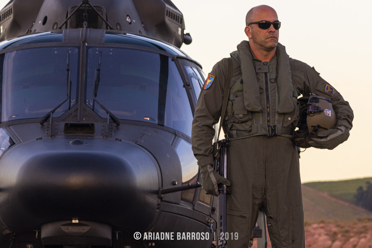 TAUBATÉ, sp - 22/07/2019 - O Major Fatorelli, utilizando colete de treino, posa com o Eurocopter AS365 K2 (HM-1 Pantera), registro EB 2031, do Exército Brasileiro. Estem odelo também é chamado de SUper Pantera, pois é a modernização do Pantrera (AS365 K). Baseado no 2º Batalhão de Aviação do Exército (1° BAvEx). Estacionado e preparado para sessão de fotos no ganhar do 2º BAvEX. Foto: Ariadne Barroso