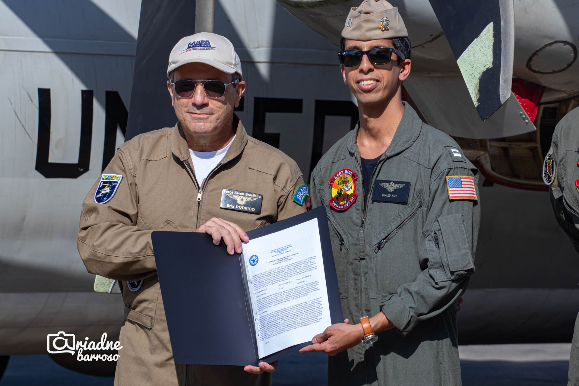SÃO PAULO, SP, BRASIL - 22 de julho de 2026 - Major-Brigadeiro do Ar Rodrigo Fernandes Santos e Lieutenant Khaled “Ricky Bobby” Atef, com o contrato de empréstimo em mãos, durante a recepção do  do Grumman C-2A Greyhound, ex-US NAVY,  no PAMASP.