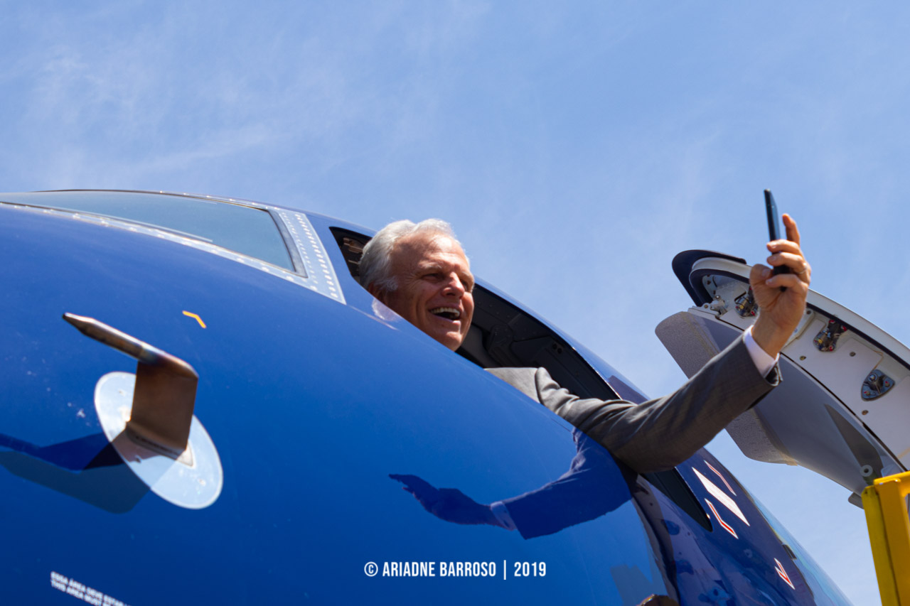 SÃO JOSÉ DOS CAMPOS, SP - 12/09/2019 - David Neeleman, CEO e fundador da Azul, acena e faz selfies da janela do primeiro Embraer ERJ195 E2 da Azul. A cia aérea brasileira tornou-se a primeira no mundo a receber a nova versão do jato comercial da Embraer. Foto: Ariadne Barroso