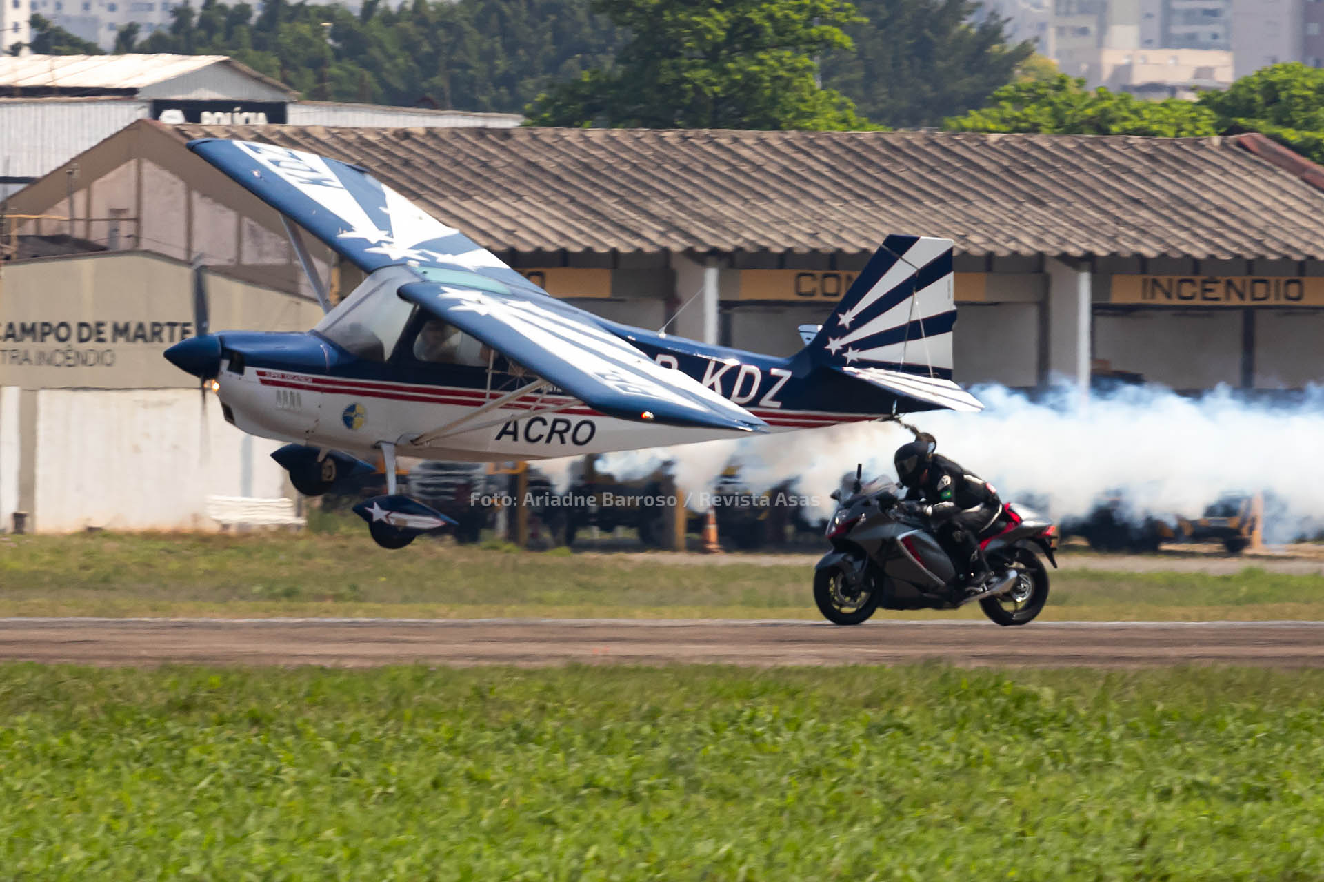 Apresentação "Avião e Moto" da ACRO Brasil, no Domingo Aéreo 2024 do PAMASP