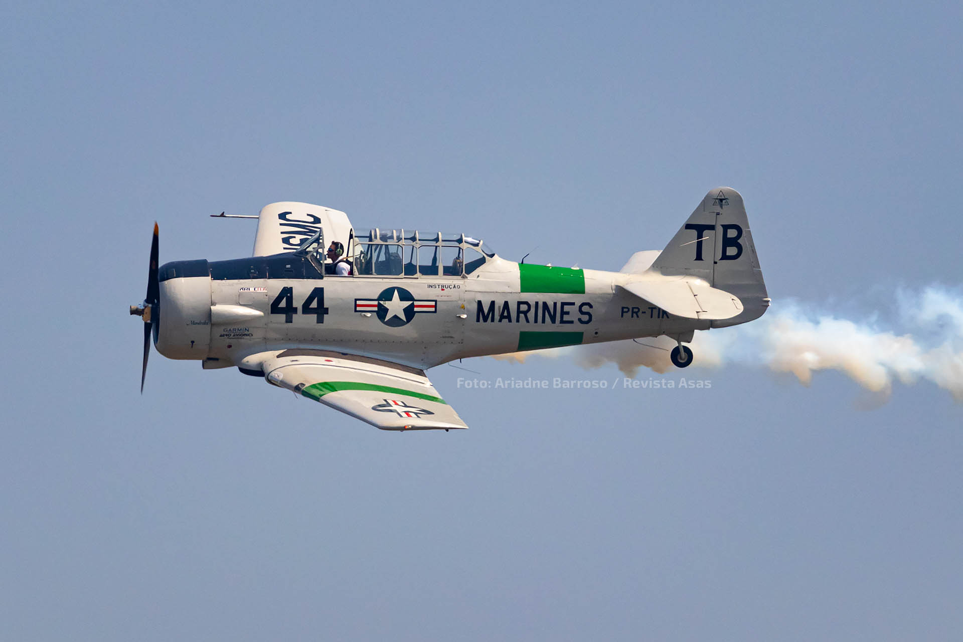 Apresentação do Bazaia Team a bordo de um T-6 no Domingo Aéreo 2024 do PAMASP